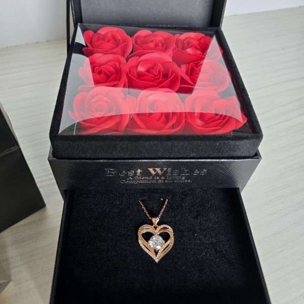 Подарочный набор с мыльными розами и колье I Love You в черной коробочке