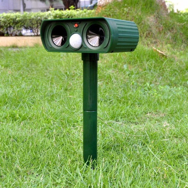 Ультразвуковой отпугиватель Solar Animal Repeller на солнечной батарее для защиты участка от всех видов вредит