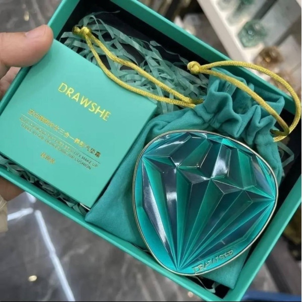 Увлажняющий тональный кушон Drawshe Emerald Crystal Glow с трехцветным эффектом и заменяемым блоком, 24 г для
