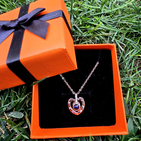 Кулон у формі серця з проєкцією "I love you" 100 мовами світу (золотистий)