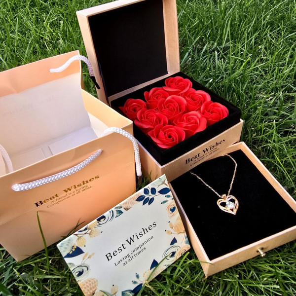 Подарунковий набір із трояндами з мила та кольє I Love You Рожева скринька