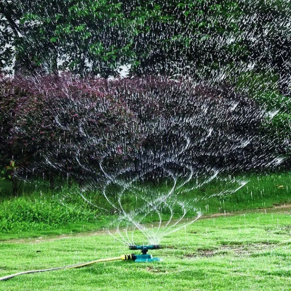 Пульсирующий садовый разбрызгиватель Lawn Sprinkler 360° с вращающимися и регулируемыми форсунками для газона